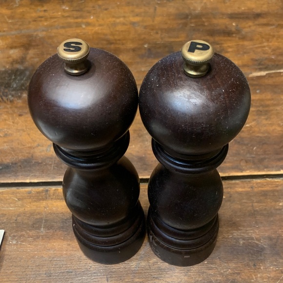 PEUGEOT Other - PEUGEOT PARIS VINTAGE CHOCOLATE BROWN SALT AND PEPPER MILLS